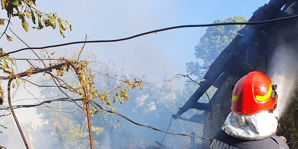 Pompierii Calafeteni au intervenit pentru stingerea unui incendiu în comuna Ciupercenii Noi