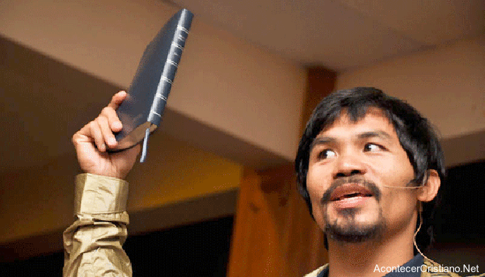 Manny Pacquiao propone "Día Nacional de la Biblia" en Filipinas Manny Pacquiao mostrando Biblia