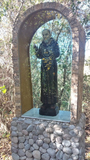 Inauguran una gruta del Padre Pío en el Barrio Mirador del Río - Arroyo  Noticias