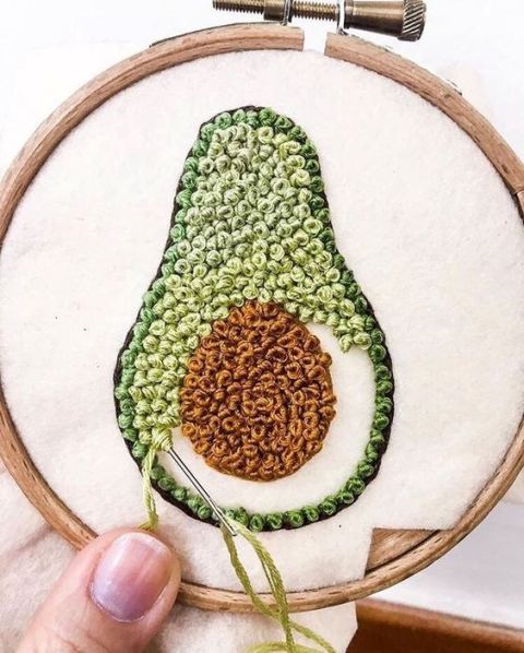 Mẫu thêu trái bơ bằng mũi thêu sa hạt