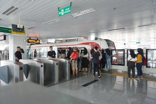 Begini Caranya Naik LRT Jakarta suasana stasiun lrt jakarta