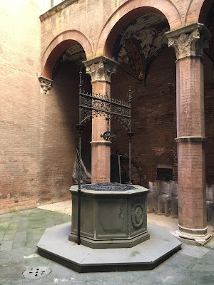 Siena: Palazzo delle Papesse - Pozzo