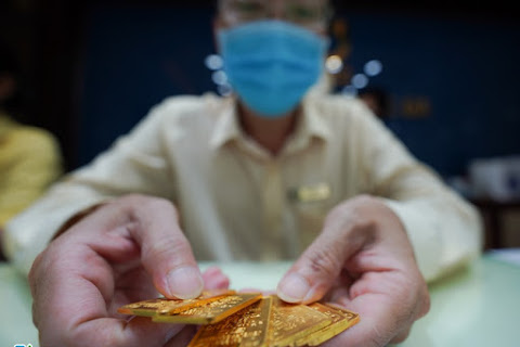 Người mua vàng lỗ gần 6 triệu/tuần, đà giảm đã kết thúc?