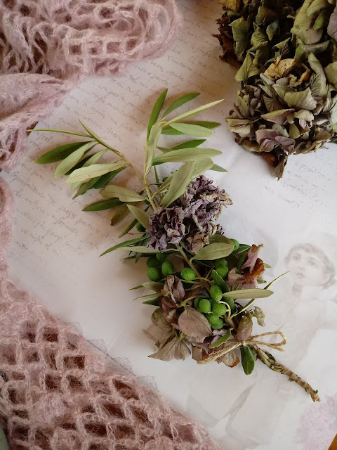 Arreglo floral con ramas de olivo y hortensias secas