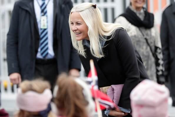 Crown Prince Haakon and Crown Princess Mette Marit visited Florø in Vestland county and the Allanengen Primary School. Ulla Johnson-striped sweater