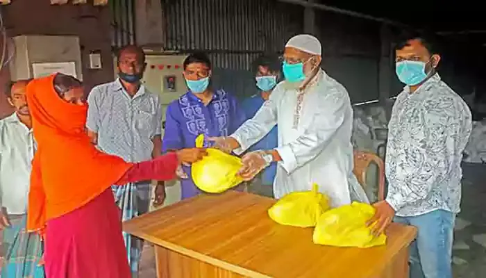 দেলদুয়ারে এটিএম লুঙ্গি পরিবারের পক্ষ থেকে ঈদ সামগ্রী বিতরণ