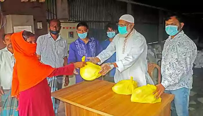 Distribution of Eid items on behalf of ATM Lungi family at Delduar দেলদুয়ারে এটিএম লুঙ্গি পরিবারের পক্ষ থেকে ঈদ সামগ্রী বিতরণ