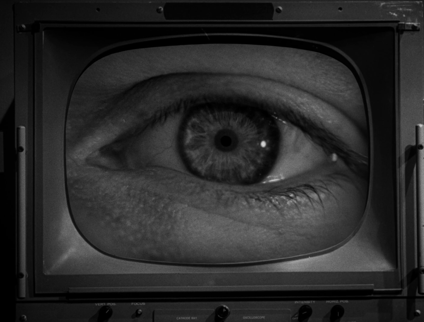 Где спрятан глаз. Телевизор с глазом. Телек с глазами. Глаз в телевизоре с помехами.