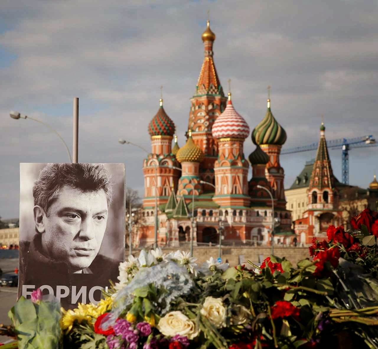Retrato de Boris Nemtsov rodeado de flores no local onde foi morto como morrem os opositores do regime Retrato de Boris Nemtsov rodeado de flores no local onde foi morto como morrem os opositores do regime