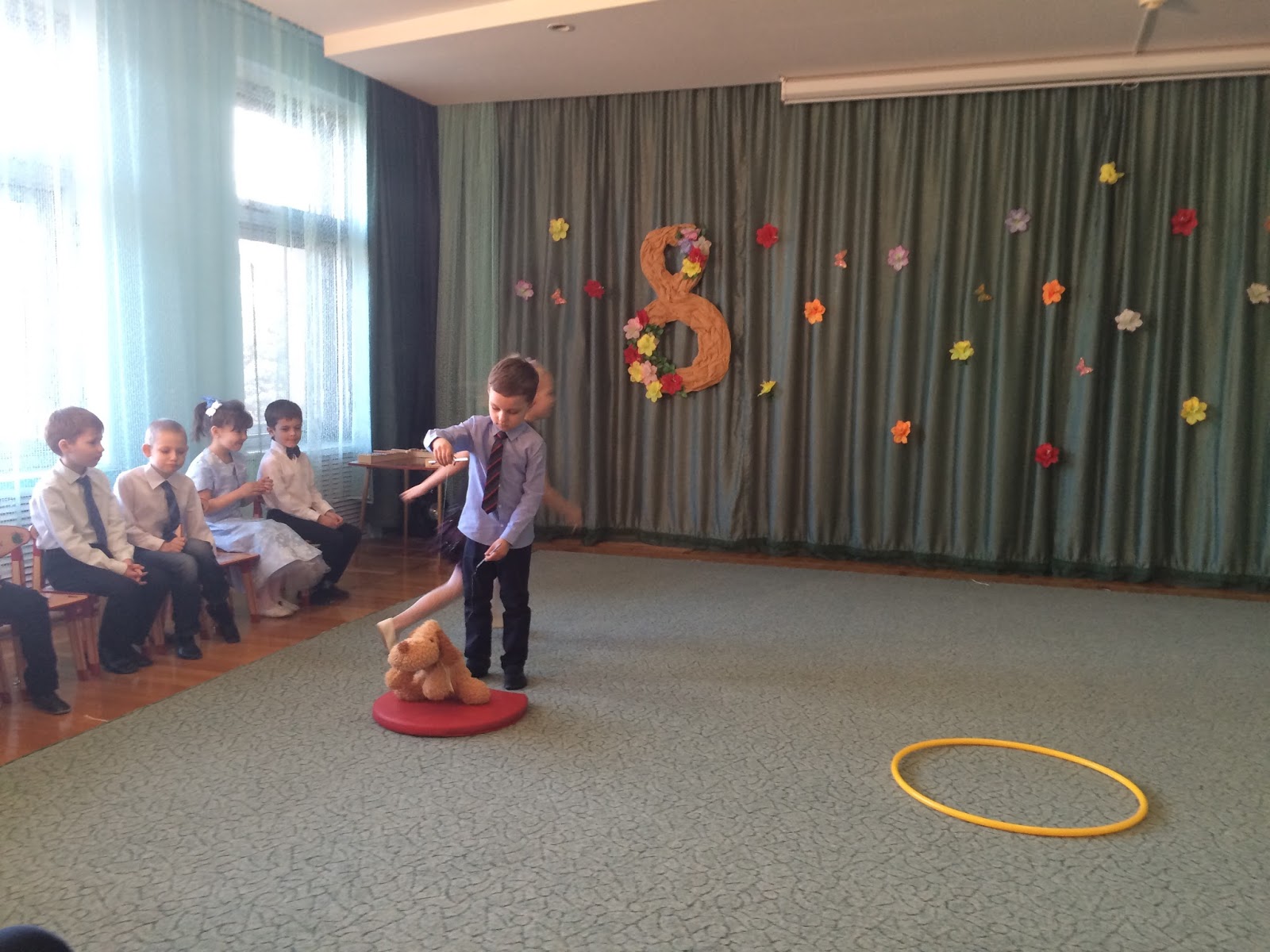 8 марта праздник мам тук тук стучится в двери к нам