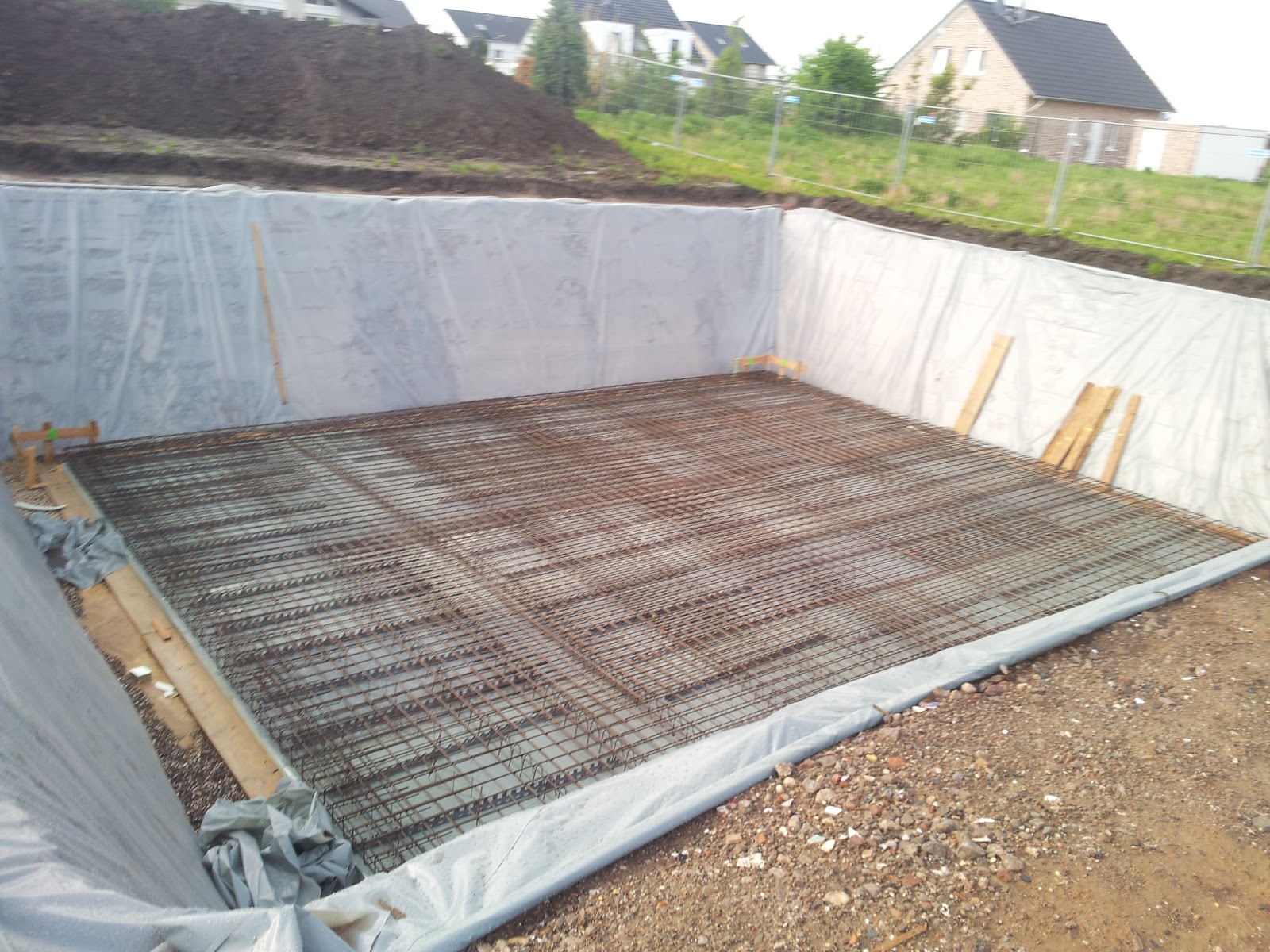 Hausbau in Hürth Fischenich: Sohlplatte wird verlegt