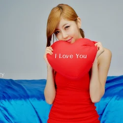Choi Byul I – One Shoulder Red Dress Foto 9