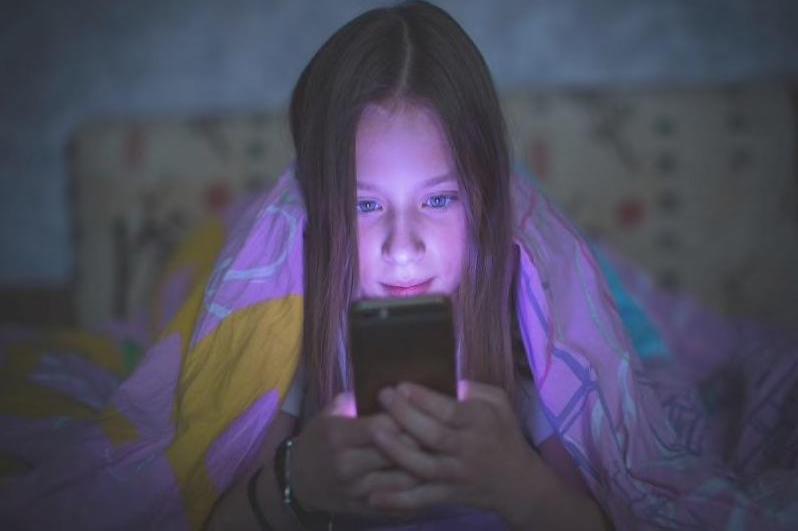 Blue Light From Screens Could Speed Aging, Study Suggests TRENDING PORTAL