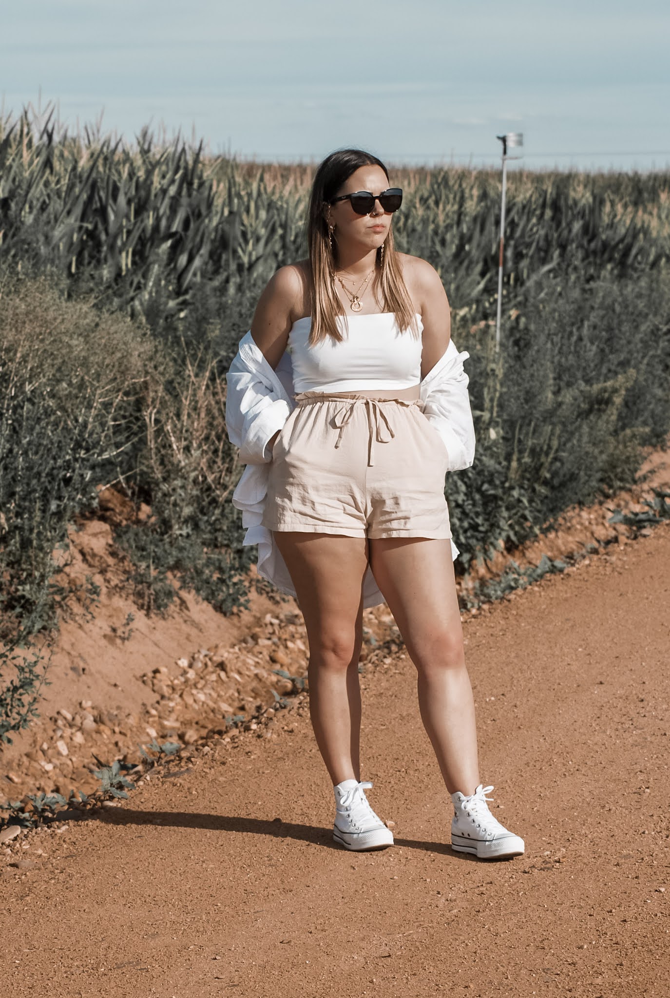 Outfit con crop top y shorts