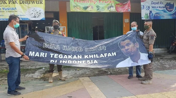 Geger-Muncul-Spanduk-Tegakkan-Khilafah-Munarman-Udahlah-Setop-Fitnah-FPI