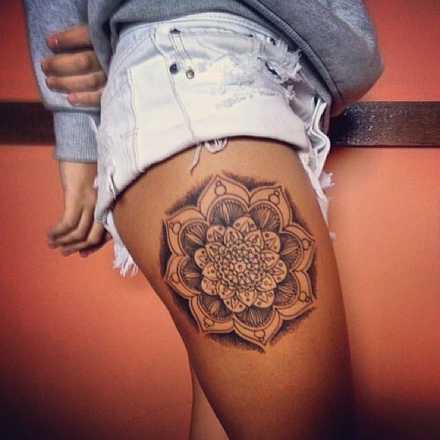 tatuaje femenino de mandala en pierna