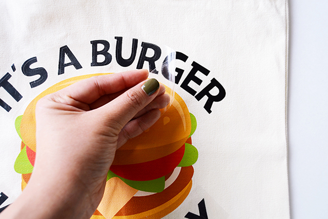 MINTED STRAWBERRY: Learn how to create a burger tote with a text on path design on the Silhouette Studio! Detailed step-by-step tutorial. Check it out! #silhouettepins #DIYtote #summer #NationalBurgerDay #cute remove carrier sheet heat transfer burger kind of day tote