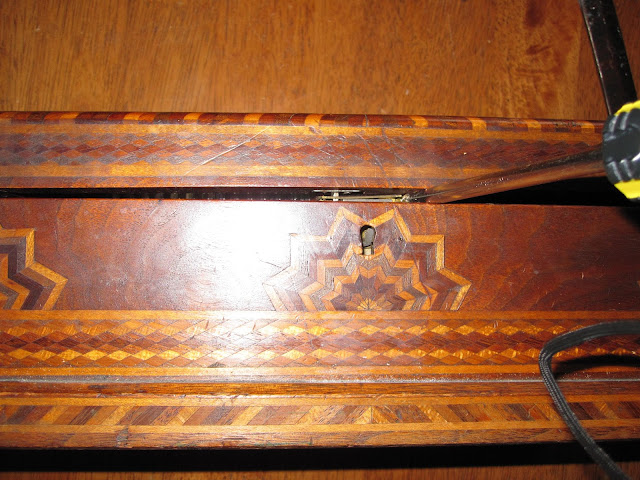 Natagpuan Ng Mag-Asawang Ito Ang Isang Box Sa Loob Ng Trap Door. Nang Buksan Nila Ito, 'Di Sila Makapaniwala Sa Laman Nito! Natagpuan Ng Mag-Asawang Ito Ang Isang Box Sa Loob Ng Trap Door. Nang Buksan Nila Ito, 'Di Sila Makapaniwala Sa Laman Nito!