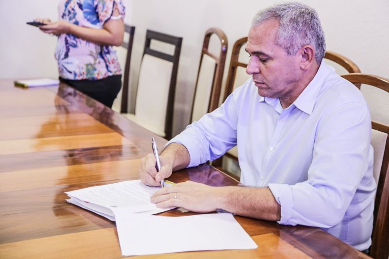 Nélio decreta toque de recolher, uso de máscara em feiras e proibição de cultos