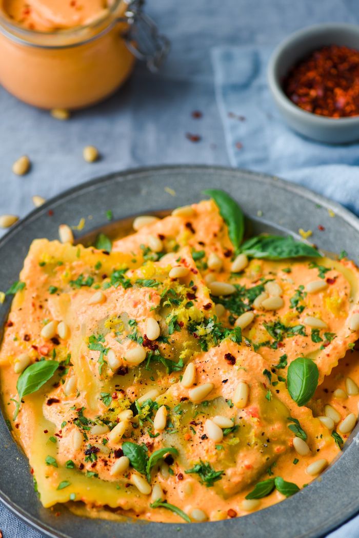 Creamy Roasted Red Pepper Harissa Ravioli. Need more recipes? Find 20 Quick Vegan Lunch Recipes Perfect for Easy Meal Prep. vegan lunch ideas healthy | healthy vegan lunch ideas | easy vegan lunch | vegan eats | vegetarian lunches #healthyfood #cleaneating #healthy #health