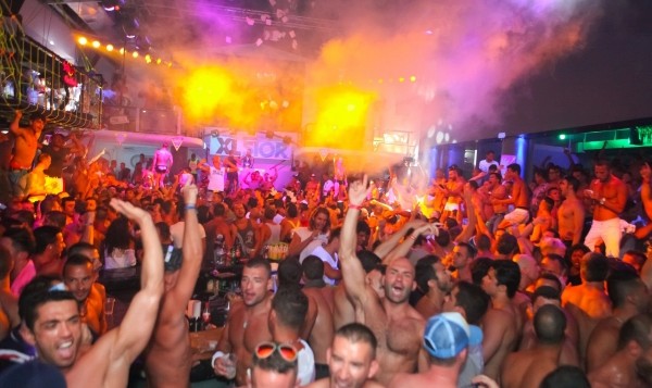 Η ψεύτικη ζωή στη Μύκονο