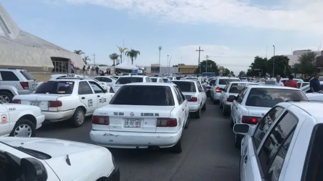 Mas de 200 taxistas se manifestaron en contra de Uber en Obregon 