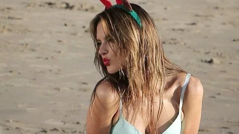 Las Mejores Imágenes Del Making Of De Alessandra Ambrosio Para La Campaña Navideña De Victoria’s Secret.