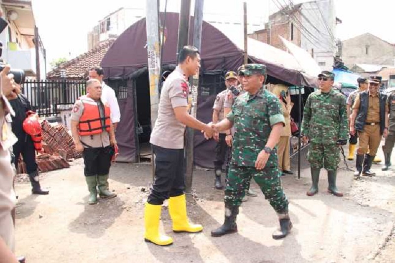 Kapolda Jabar bersama Pangdam III/Siliwangi Pantau Lokasi Banjir