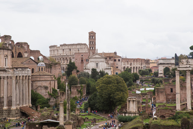 Поцелуй в вечном городе в Риме