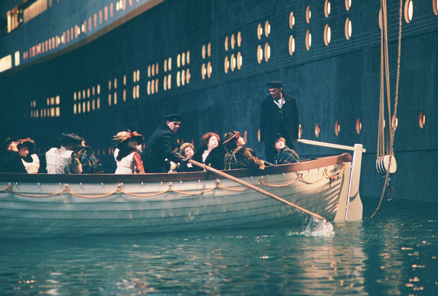 Люди в шлюпке. Титаник 1997 крушение. Титаник 1997 Кэмерон.