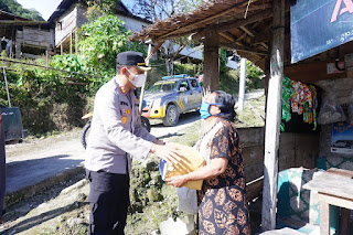 Kapolres Luwu Utara Bersama Rombongan Salurkan Bantuan Kepada Warga Terdampak PPKM. Diwilayah Kec. Rongkong