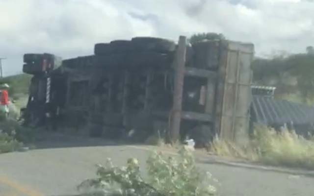 Caminhão tomba na BA-130, entre São José e Capim Grosso