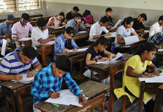प्रतियोगी परीक्षा मे छात्र - students in examination hall
