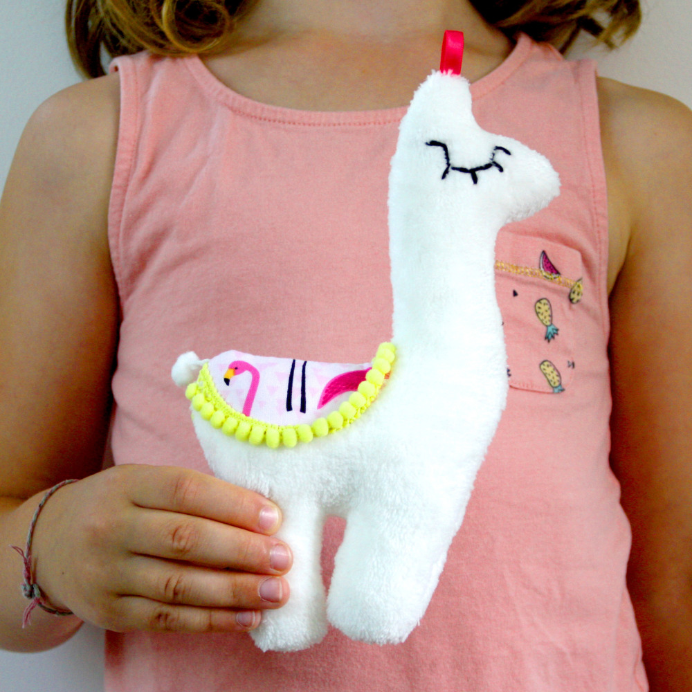Doudou déco Lama, fait main, idéal pour cadeau de naissance, ,tissu très doux,motif flamants roses, rembourrage anti-allergies, 11x4x21cm