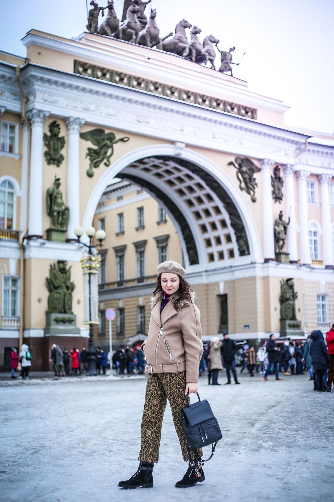 Как одеваться в питере в апреле. Фотосессия по Питеру. Люди в Питере зимой. Образ для фотосессии в Питере. Образ для прогулки по Москве.