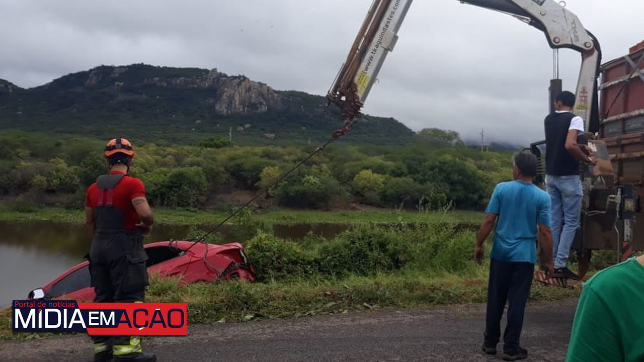 Mulher morre após perder controle de carro e cair em açude próximo a Serra Talhada