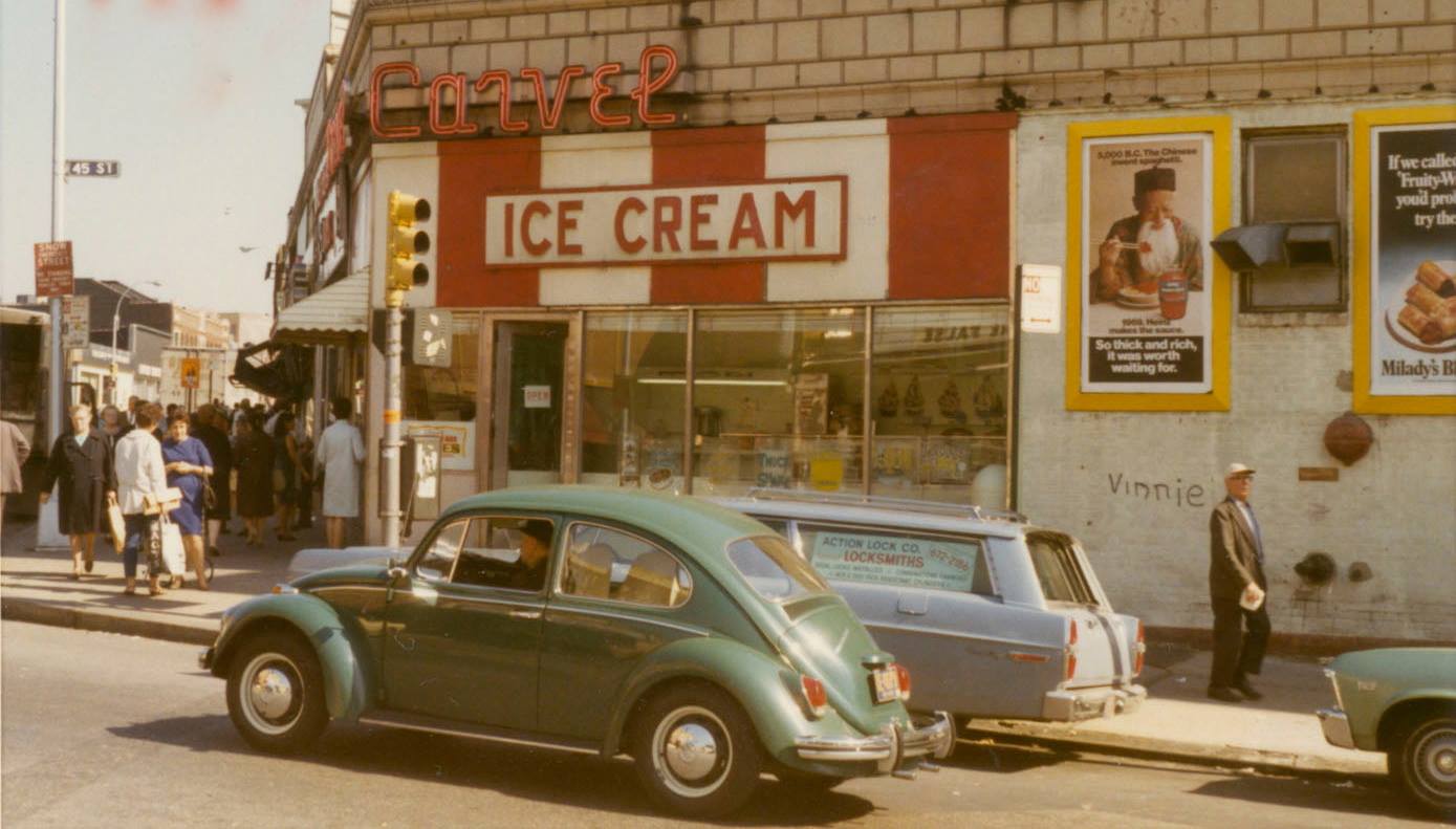 30 Fascinating Color Photographs That Capture Street Scenes of Queens