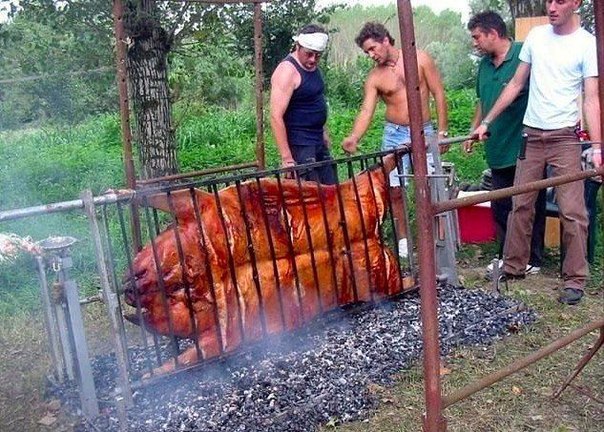 Männer grillen beim Campen lustig - Viel Fleisch zum essen