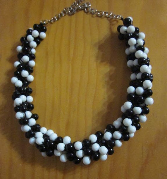  Collar blanco y negro