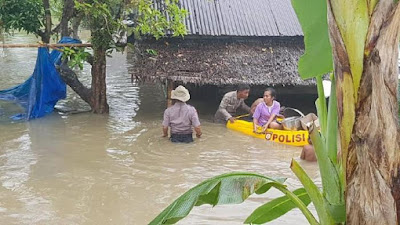 Polres Deliserdang Evakuasi Warga Korban Banjir  Dengan Perahu Karet...