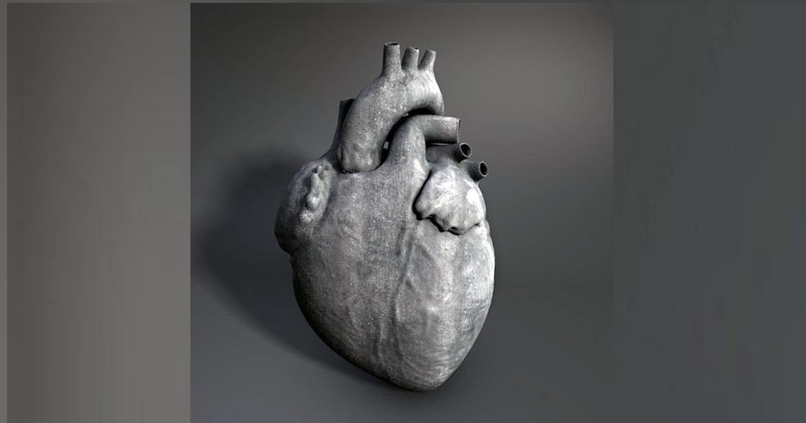 Превращаю сердце в камень. Каменное сердце. Черствое сердце. Камень в виде настоящего сердца. Настоящее сердце из камня.