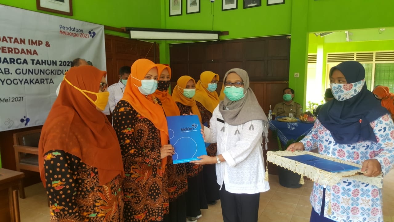 Terbaik Nasional Dalam Input Data Pk21 Kepala Bkkbn Beri Apresiasi Dan Bayar Perdana Kader Pendata Paliyan Gunungkidul