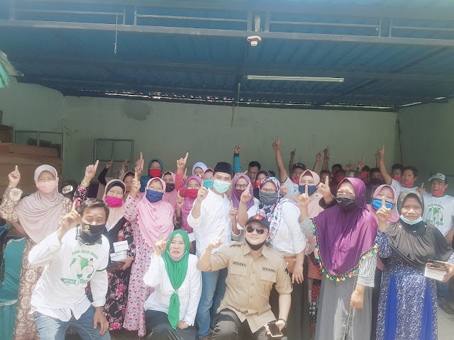 IKBAR Bakal Bangun Stadion Sepak Bola & GOR Berstandar Internasional Mojokerto - Calon Wakil Bupati Mojokerto, H.Muhammad Al Barra, Lc., M.Hum atau yang akrab disapa Gus Barra menggelar kampanye di Rumah Ibu Hj. Sutiani Dusun Wonoasri Desa Wonoploso Kecamatan Gondang Kabupaten Mojokerto, Kamis (15/10/2020) pukul 09.00-10.30 WIB. Dalam kampanyenya, Gus Barra mengatakan bahwa Kabupaten Mojokerto belum dilirik secara nasional. Hal ini bisa dilihat jika ada event nasional Sepak Bola biasanya lokasinya di Sidoarjo, karena disana lebih layak. "Di Mojokerto ada apa ? GOR Mojosari ? Nah hal ini yang akan kita perbaiki agar menjadi stadion sepak bola dan GOR yang berstandar Internasional," ujar Gus Barra. Menyinggung soal pertanian dan ekonomi, Gus Barra menyatakan bahwa mau tidak mau Mojokerto ini jadi cadangan pangan Jawa Timur. Karena di Mojokerto ini 80%nya adalah tanah pertanian. "Mari kita tingkatkan sektor ekonomi kita dari pertanian, wisata, UMKM dan hal lainnya. Tinggal bagaimana nantinya Bupati yang terpilih harus pinter-pinternya mencari solusi merosotnya ekonomi di Kabupaten Mojokerto akibat covid-19," terang Gus Barra. Lebih lanjut, Gus Barra juga berjanji jika Ikfina-Barra (IKBAR) terpilih menjadi Bupati dan Wakil Bupati Mojokerto akan menghindari praktek Korupsi Kolusi dan Nepotisme (KKN). "Kenapa hal ini kita lakukan ? karena saat kita memberikan contoh yang baik, sama halnya kita memberi contoh kepada bawahannya. Alhamdulillah saya dididik di lingkungan yang Insha Allah menjunjung tinggi nilai agama. Saya lahir sudah mondok. Karena abah saya punya mondok. IKBAR berkomitmen agar tidak sampai didanai orang lain. Kalau didanai orang lain nanti kebijakannya diatur orang lain dan bakal nyaur hutang," tutup Gus Barra. (Jayak)