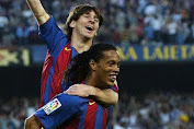 Xavi: Ronaldinho Anggap Messi seperti Adik