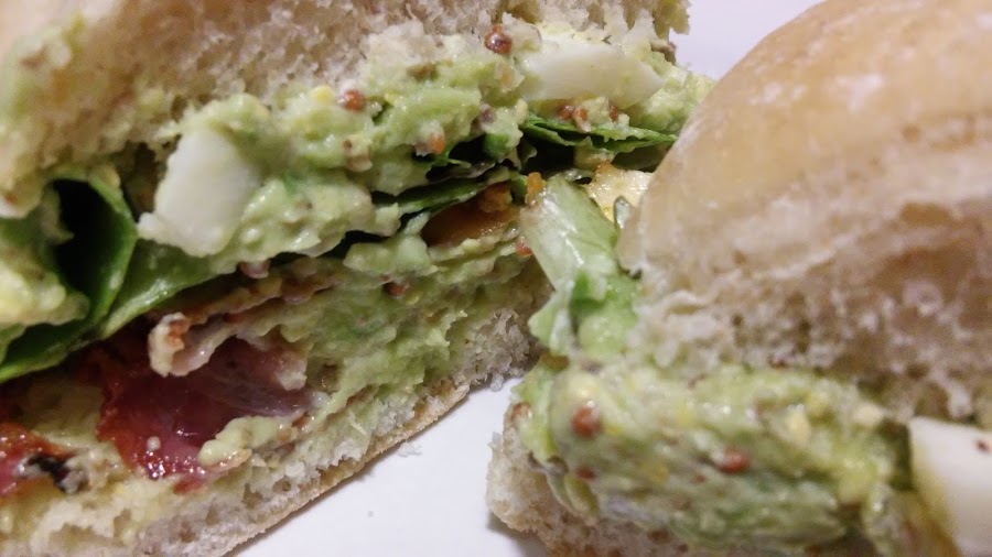 sandwich de pollo al curry con salsa de aguacate