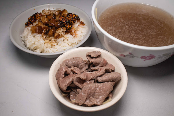 台南牛肉湯【北安牛肉湯】安南美食!隱身橋旁巷弄中的牛肉湯老店沒有當地人帶路找不到!上肉牛肉湯加肉燥飯的組合是不少在地人的心頭好!
