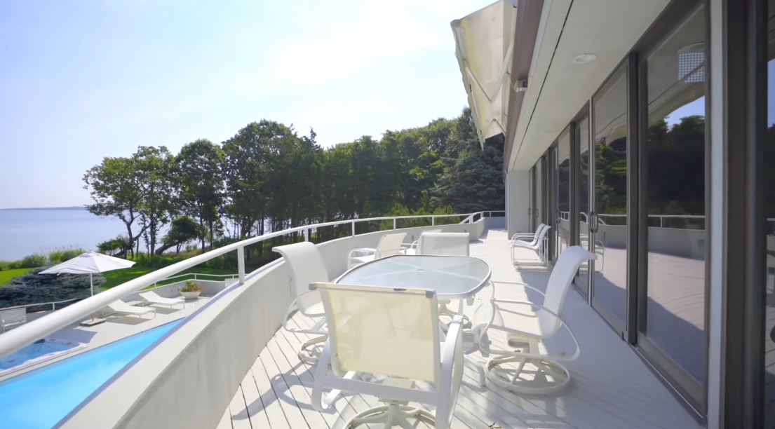Tour 28 Hedges Banks Dr, East Hampton vs. 25 Interior Design Photos
