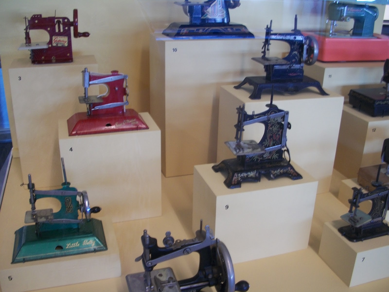 EWESPECIAL Sewing Machines Through the Ages