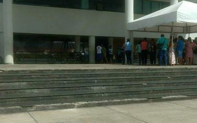 Homem invade prefeitura na Bahia e ameaça atear fogo no corpo por falta de pagamento; vídeo