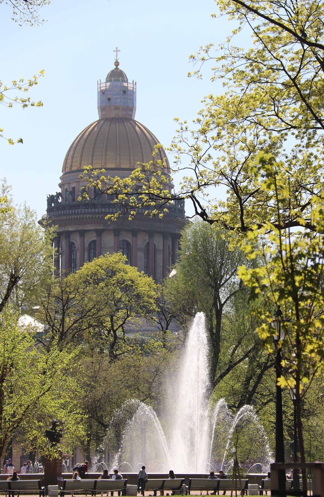 Aleksanterin puiston kaunis suihkulähde Taustalla upea Iisakinkirkko